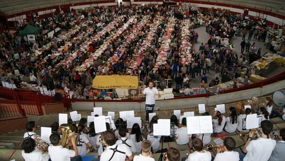 Banda infantil de Arroyo con la plaza de La Flecha de fondo en el IV Encuentro Nacional de Bolillos y Vainicas del municipio. 