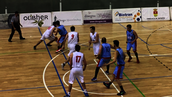 Momento del partido del sábado en La Vega del C. B. La Flecha de liga EBA. 