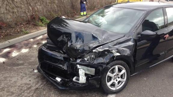 Estado de la parte frontal del vehículo accidentado en Arroyo. 