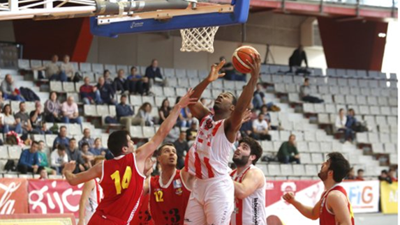 Rebote de un jugador interior en el partido de Gijón. 