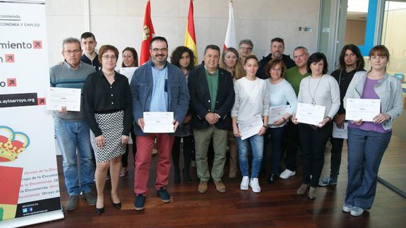 Alumnos y profesores del curso de jardinería con las autoridades de Arroyo. 