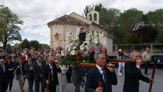 Inicio de la procesión portando a hombros la imagen de San Juan Evangelista. 