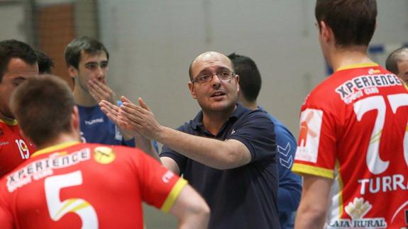 Eduardo Izquierdo se dirige a sus jugadores. 