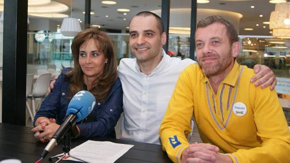 De izquierda a derecha: Mariola López, socia de Japo a las Bravas; Mario Barros, gerente del centro comercial; Francisco Javier Herranz, director de la tienda Ikea Valladolid. 
