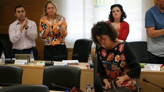 Mónica González recogiendo sus pertenencias por última vez en el pleno municipal de Arroyo tras presentar su dimisión como concejal de Sisepa. 