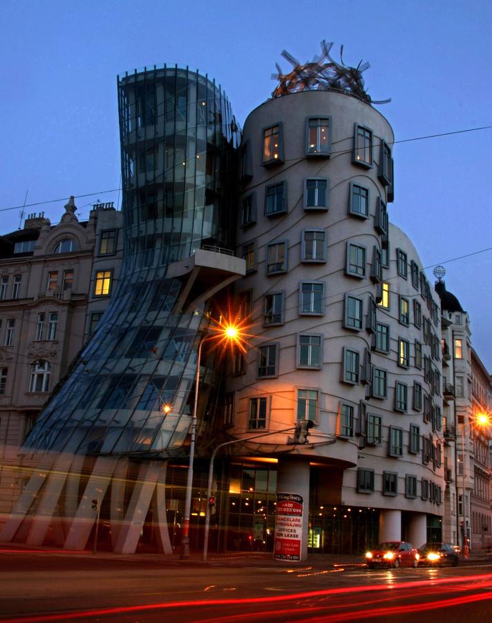 Ginger and Fred de Praga. Torres del edificio moderno Ginger and Fred de Praga, República Checa.