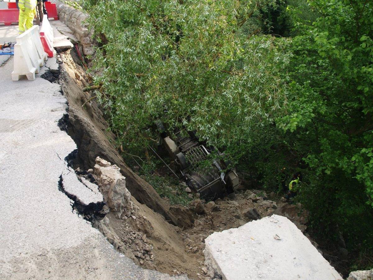 Desprendimiento del puente sobre el río Cega en Megeces