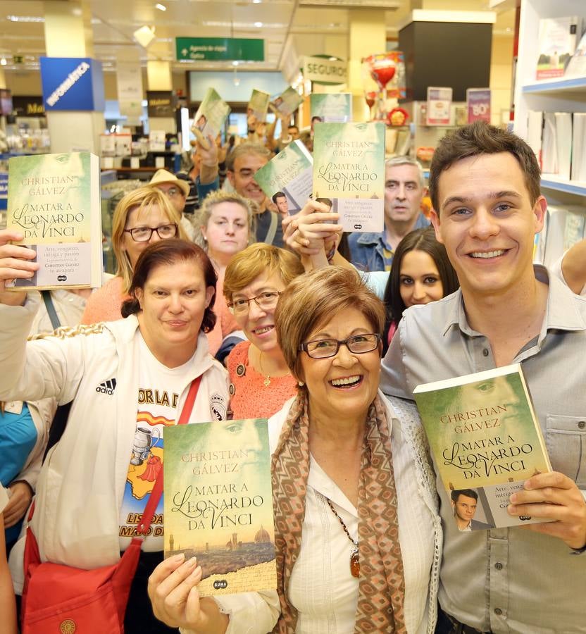 Christian Gálvez firma libros en la librería de El Corte Inglés