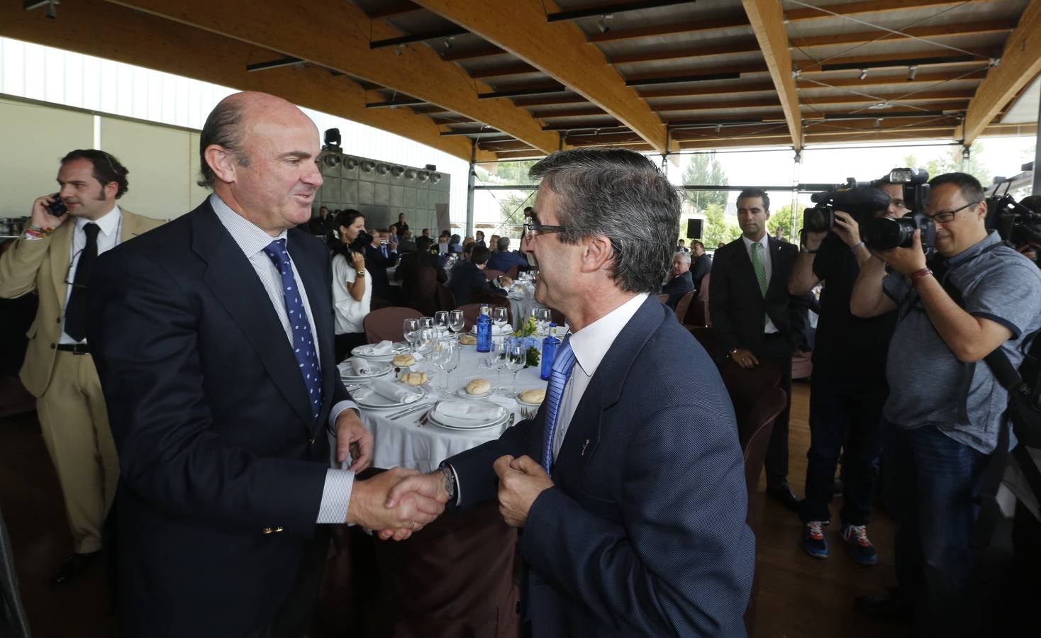El ministro de Economía, Luis de Guindos en el Foro Empresarial de El Norte en Valladolid (2/2)