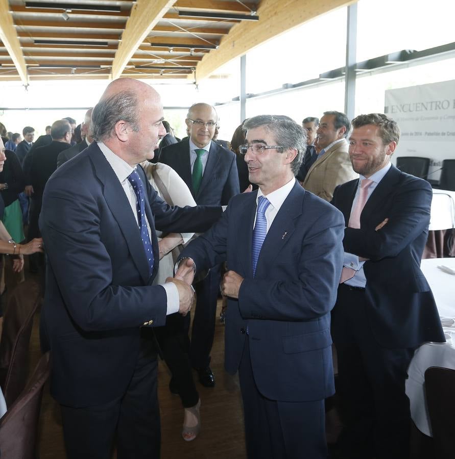 El ministro de Economía, Luis de Guindos en el Foro Empresarial de El Norte en Valladolid (2/2)