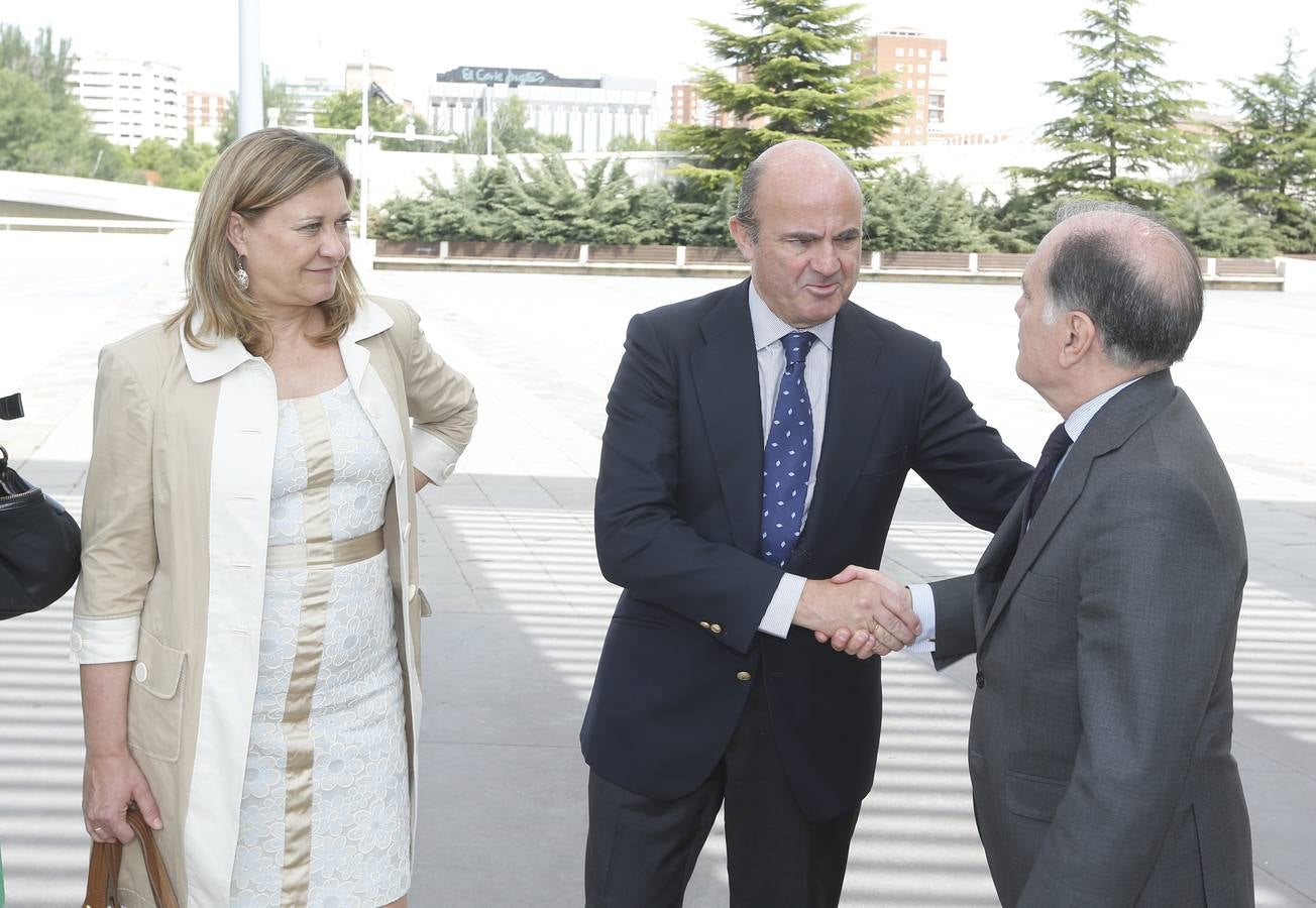 El ministro de Economía, Luis de Guindos en el Foro Empresarial de El Norte en Valladolid (2/2)