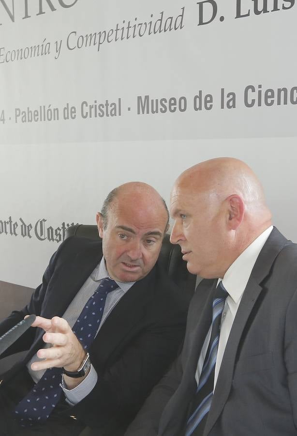 El ministro de Economía, Luis de Guindos en el Foro Empresarial de El Norte en Valladolid (2/2)