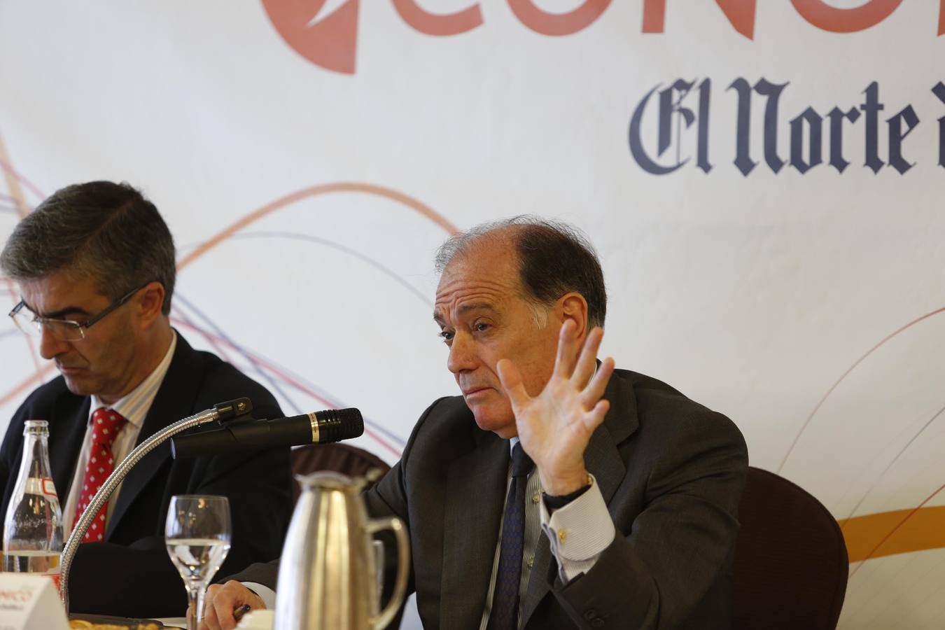 El consejero de Economía y Empleo, Tomás Villanueva (derecha), junto al subdirector de El Norte, José Ignacio Foces, en el Foro Económico de El Norte celebrado en Salamanca