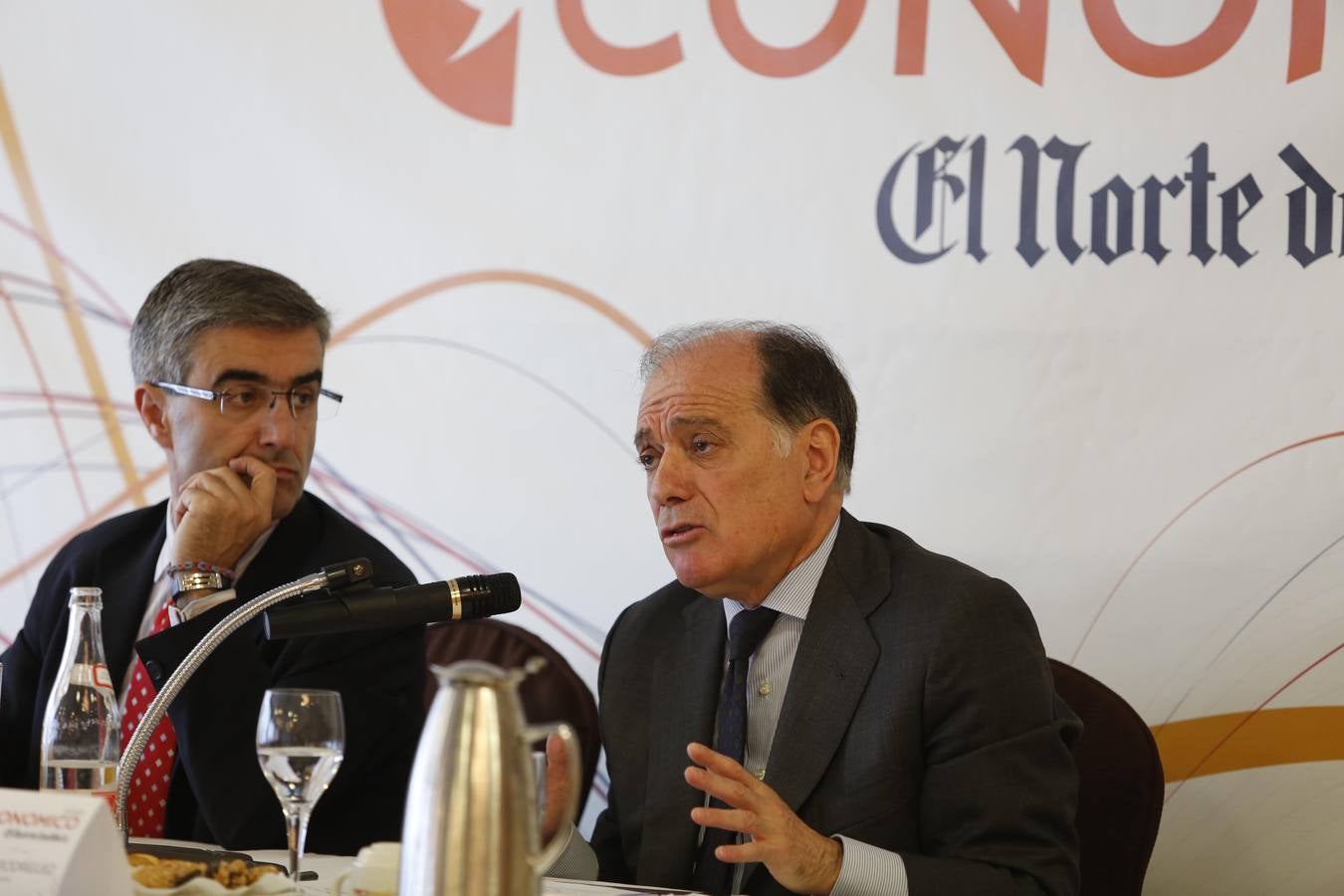 El consejero de Economía y Empleo, Tomás Villanueva (derecha), junto al subdirector de El Norte, José Ignacio Foces, en el Foro Económico de El Norte celebrado en Salamanca