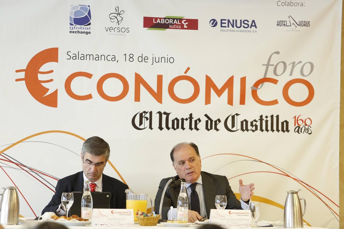 El consejero de Economía y Empleo, Tomás Villanueva (derecha), junto al subdirector de El Norte, José Ignacio Foces, en el Foro Económico de El Norte celebrado en Salamanca.