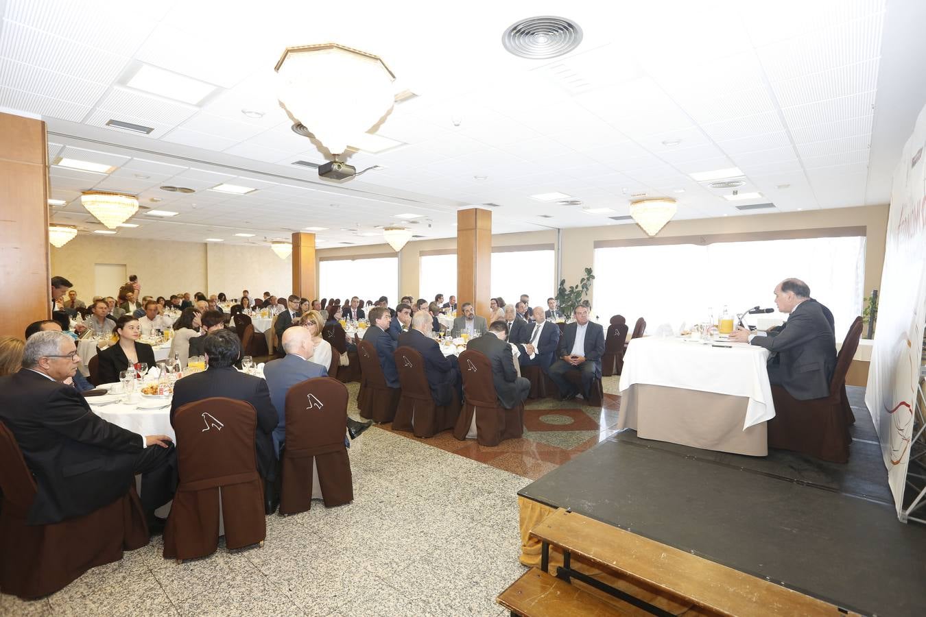 El consejero Tomás Villanueva se dirige a los invitados.