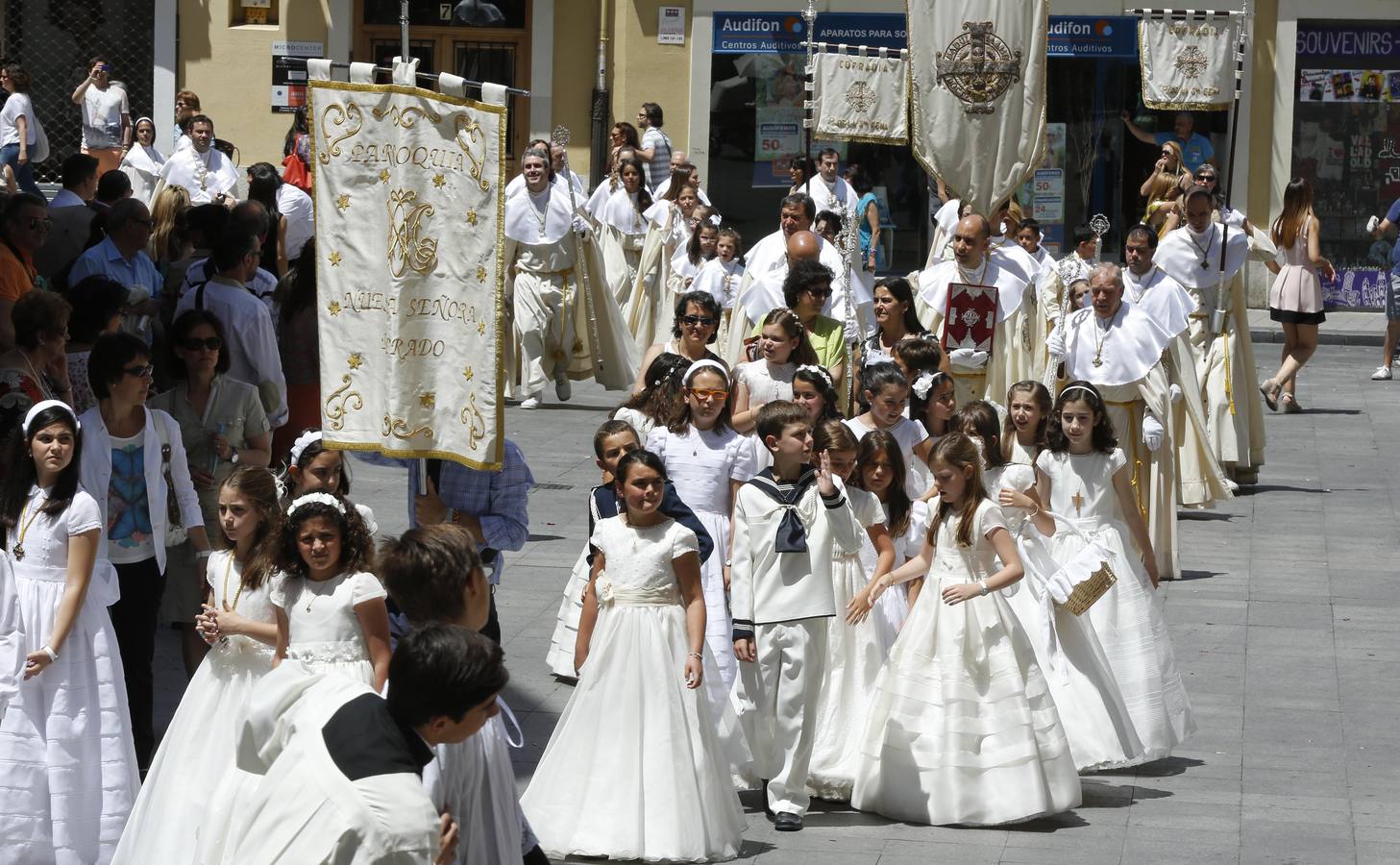 La procesión del Corpus Christi llena Valladolid