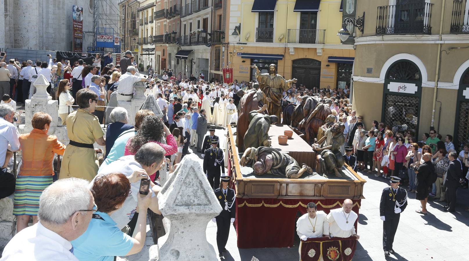La procesión del Corpus Christi llena Valladolid