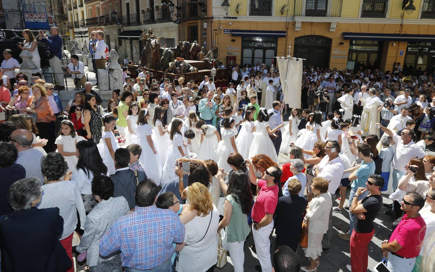 La procesión del Corpus Christi llena Valladolid