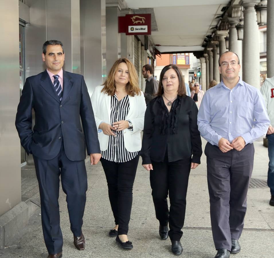 Víctor Ramírez, de DKV Seguros Médicos; Ana Santiago, de El Norte de Castilla; la ponente María Teresa de Pedro Herrero, dermatóloga y José Carlos Peña, también de DKV Seguros Médicos, en la sede de CajaEspaña-Caja Duero de Valladolid.