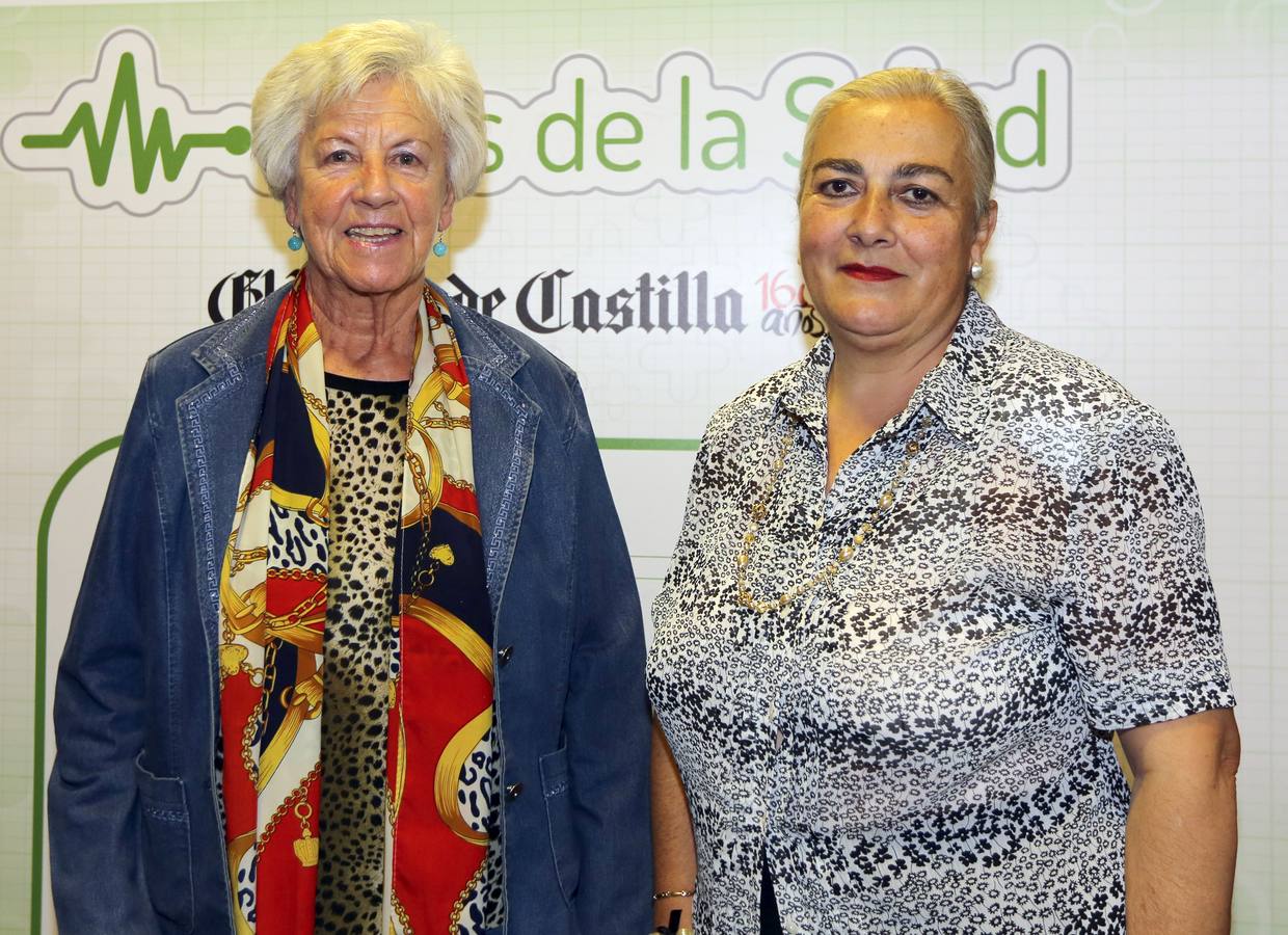 Lolita Gil, ama de casa y escritora, con la toresana Javiera Sevillano.