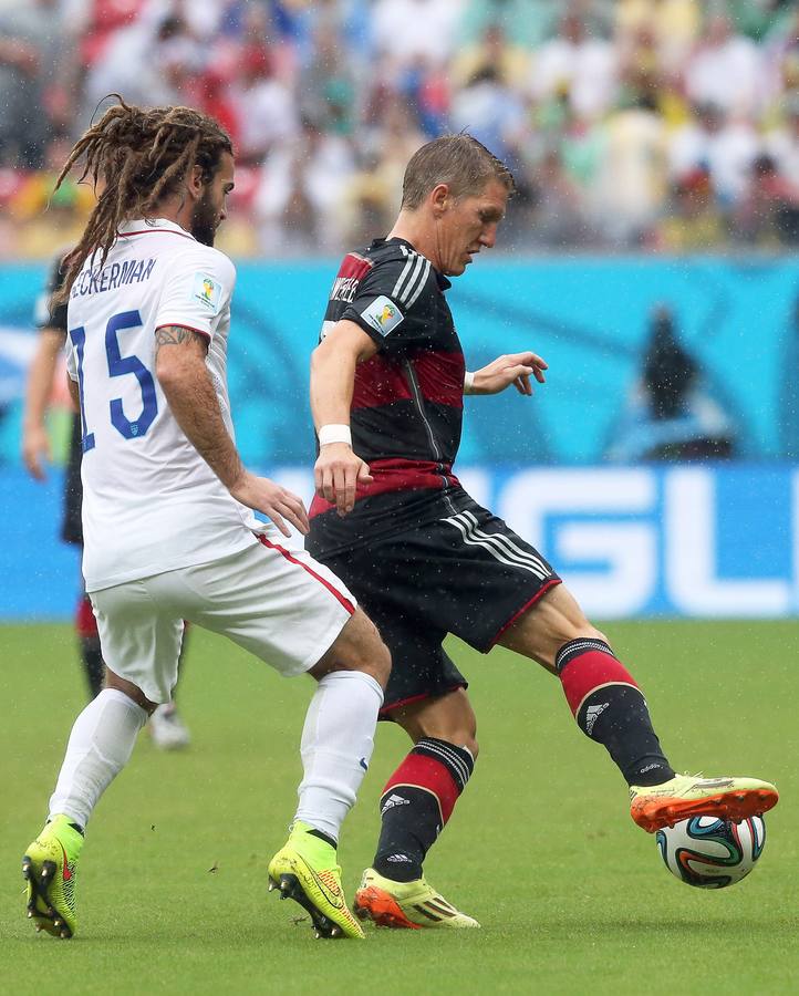 Schweinsteiger  duerme el esférico en sus pies