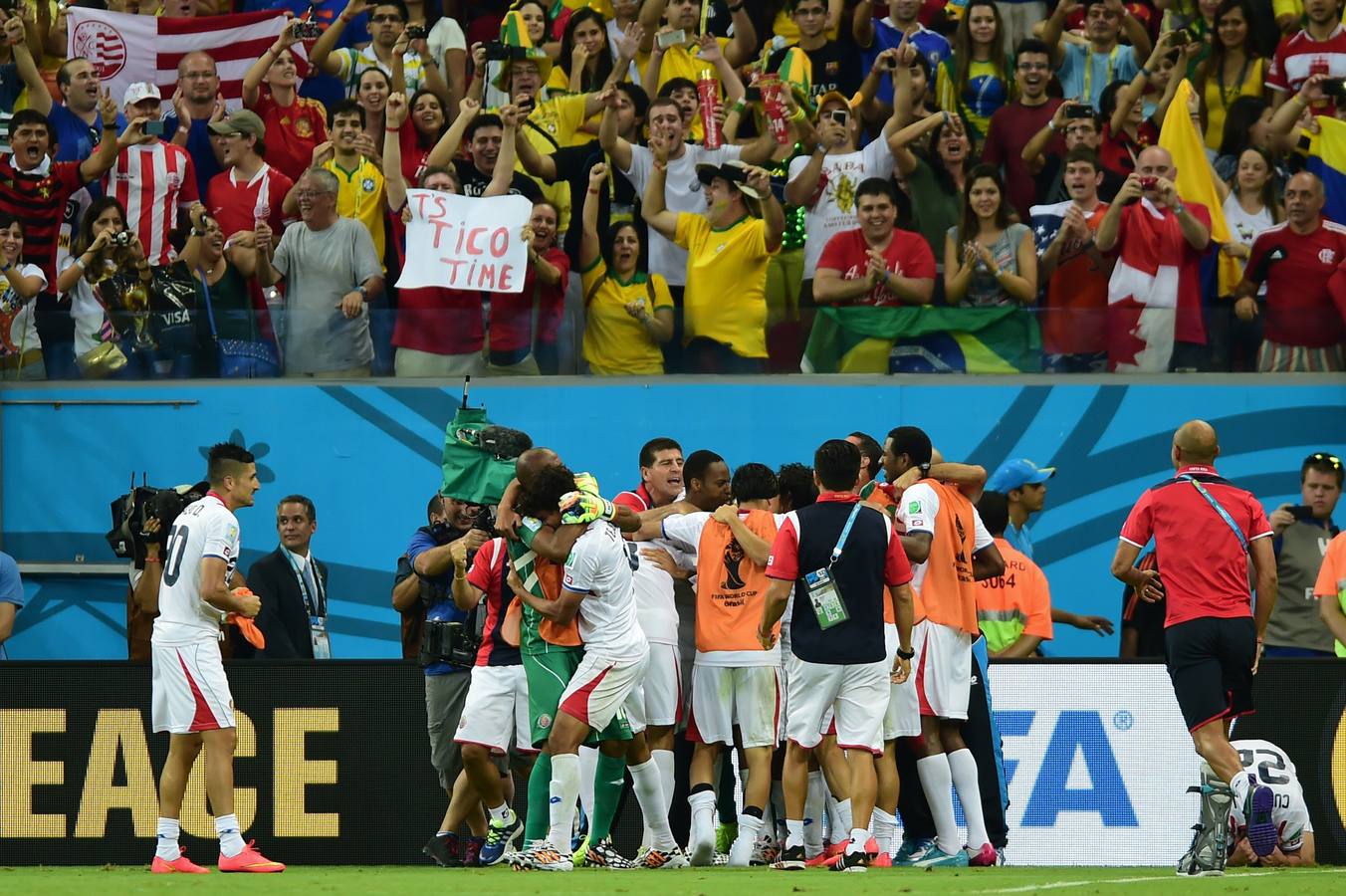 Los jugadores de Costa Rica celebran el pase a cuartos.