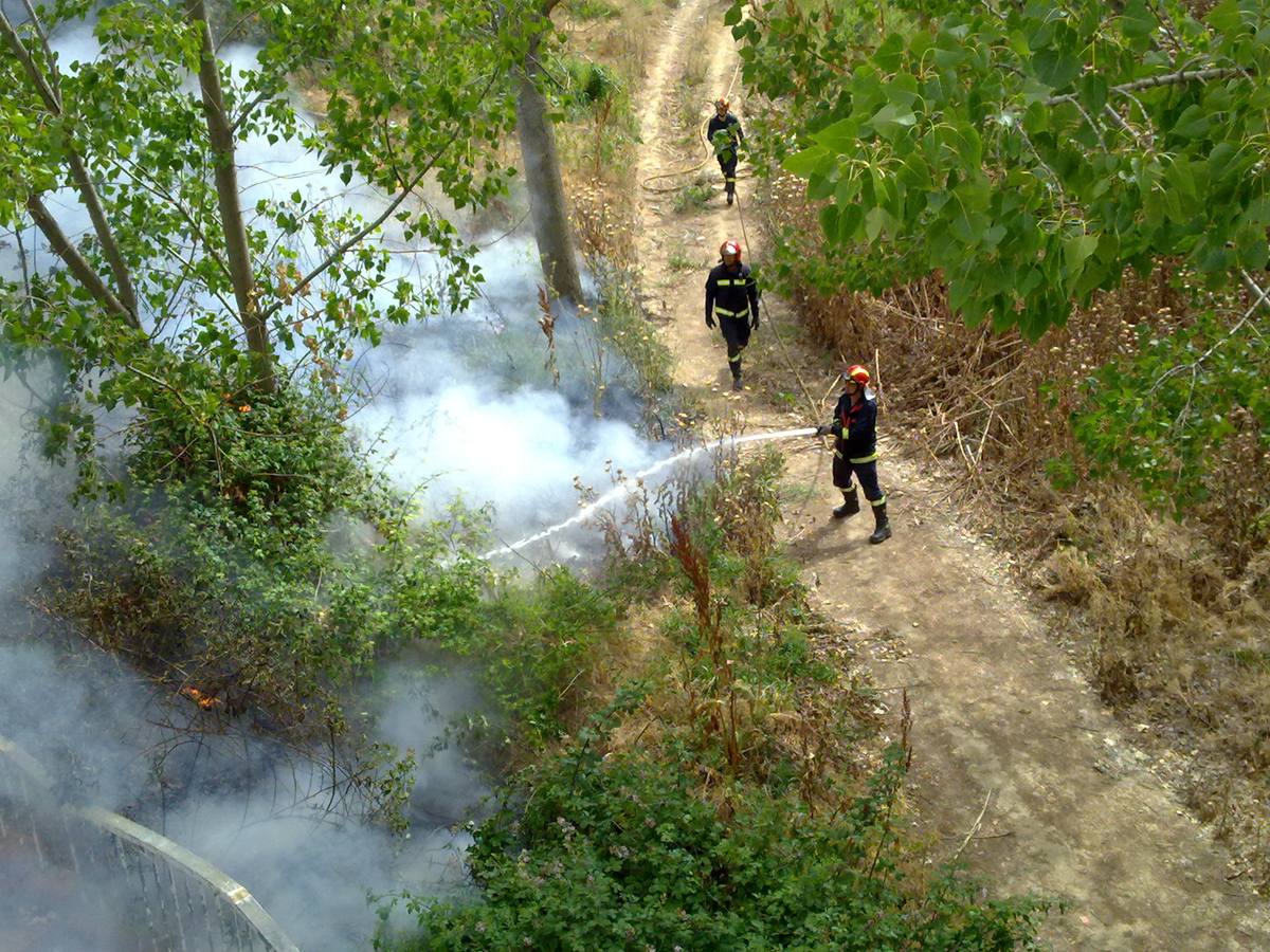 Incendio junto al Puente de la Hispanidad