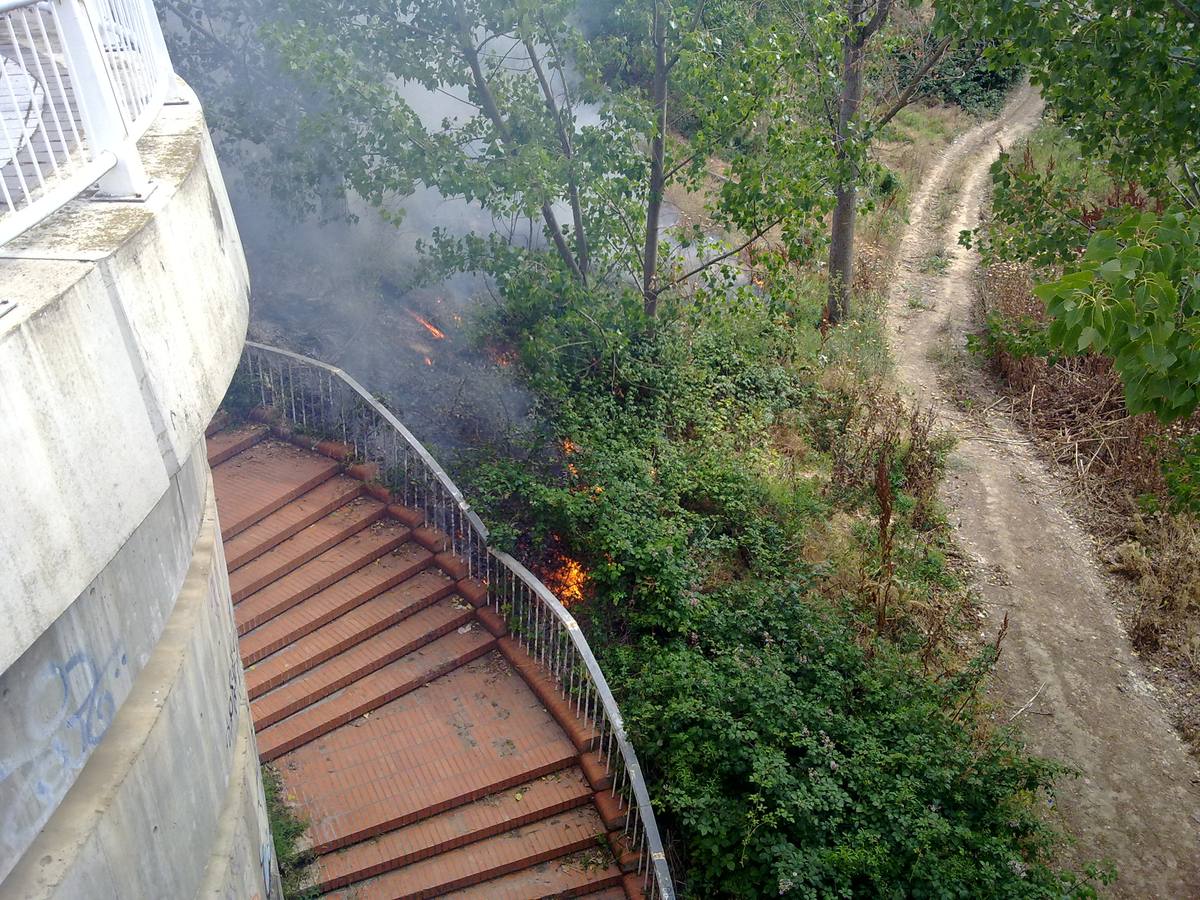 Incendio junto al Puente de la Hispanidad