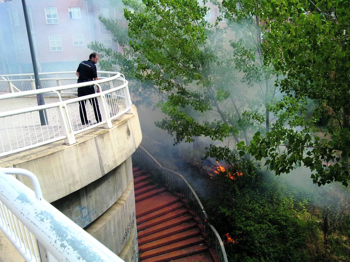 Incendio junto al Puente de la Hispanidad
