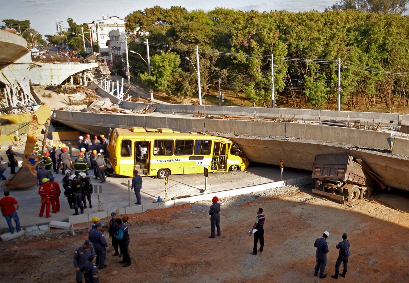 Derrumbe de un viaducto en Belo Horizonte