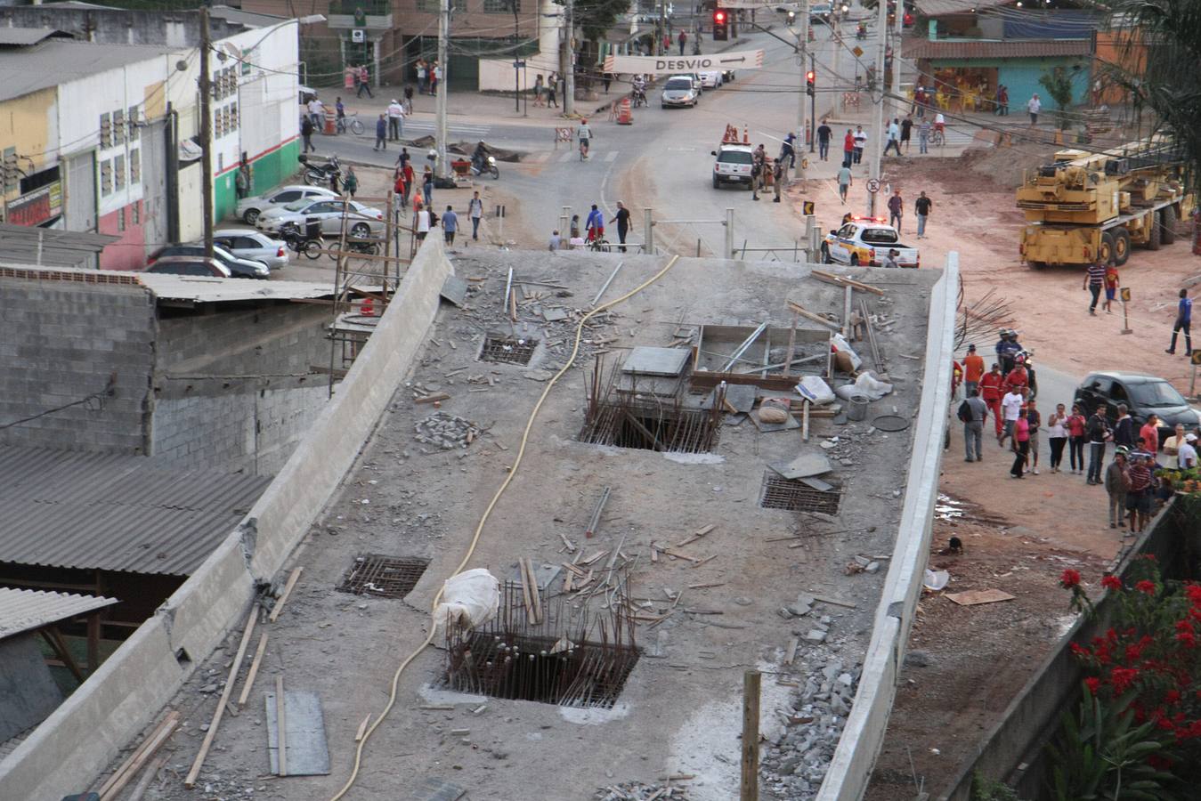 Derrumbe de un viaducto en Belo Horizonte