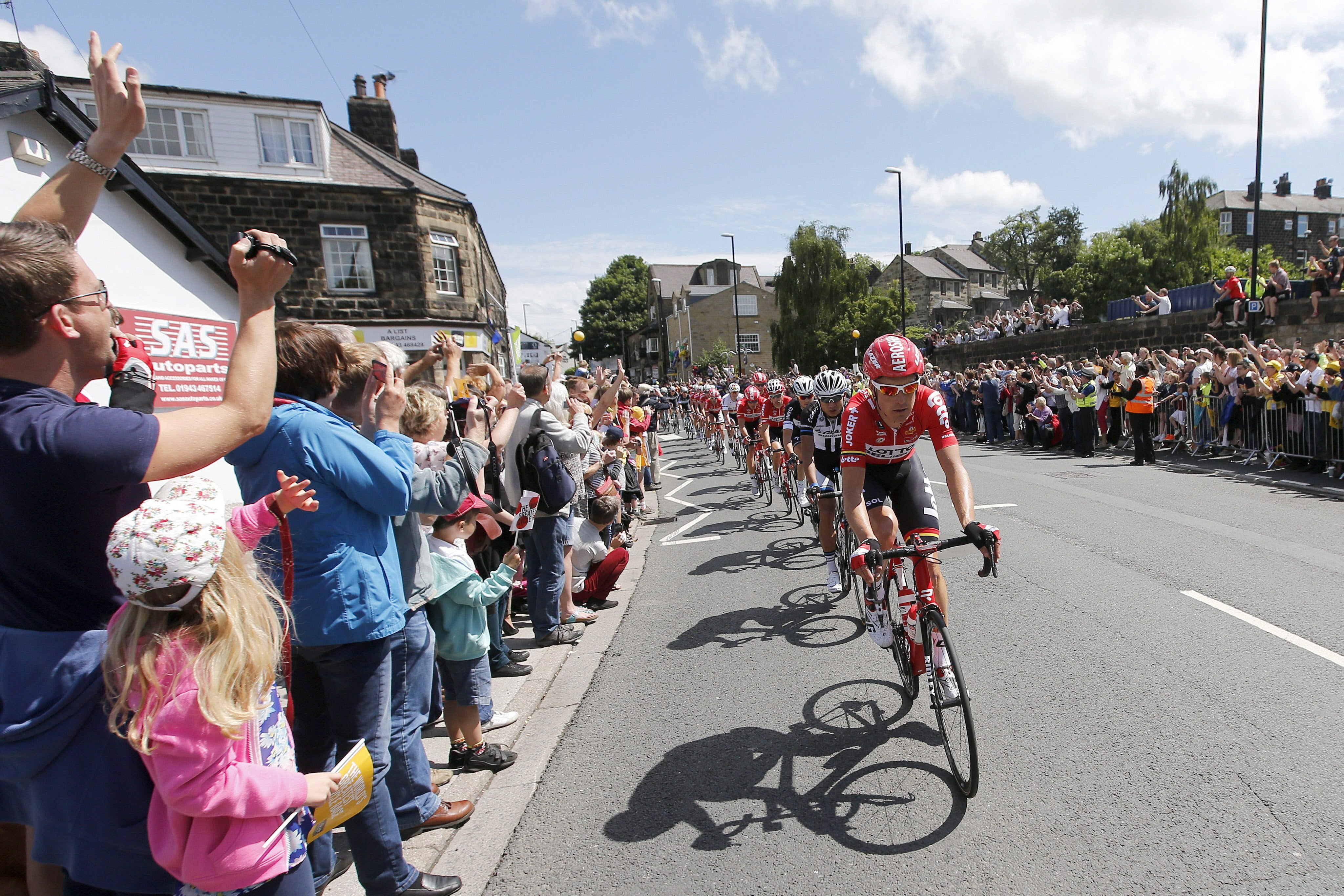 Los ciclistas recorren un tramo de la primera etapa del Tour de Francia.