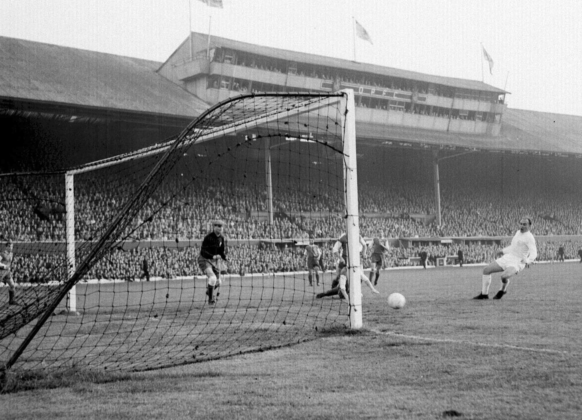 Di Stefano (d) marca uno de los siete goles que el Real Madrid consiguió en la final de la Copa de Europa de 1960, disputada frente al Eintracht de Francfort en el Estadio de Glasgow.