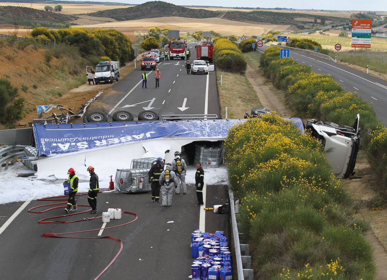 Vuelco de un camión en la A-231 a la altura de Moratinos (Palencia)