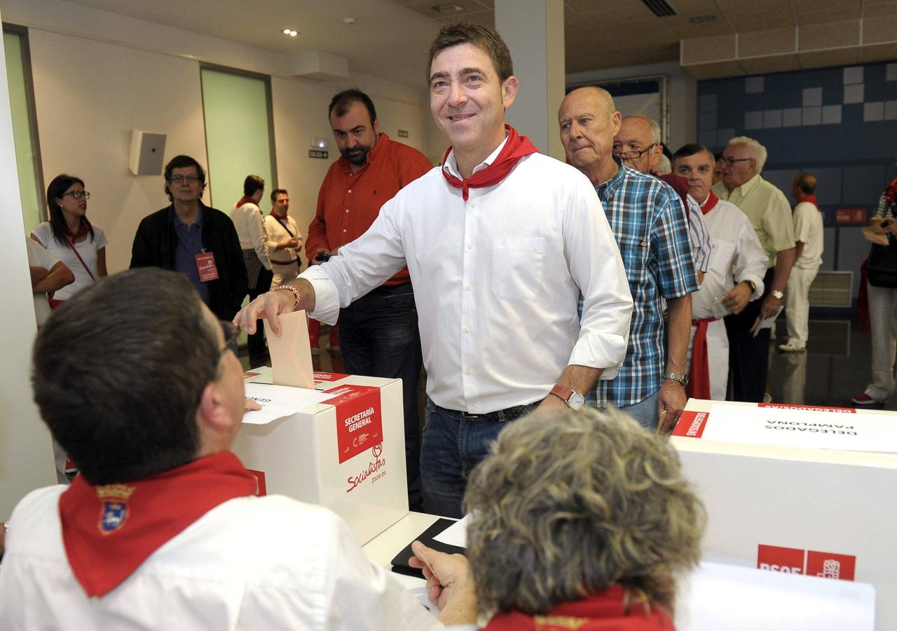 Votos en San Fermín. El secretario general del PSN- PSOE , Roberto Jiménez, en el momento de votar