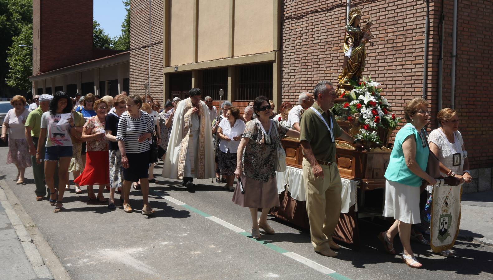 Procesión de la Virgen del Carmen en el barrio Cuatro de Marzo de Valladolid