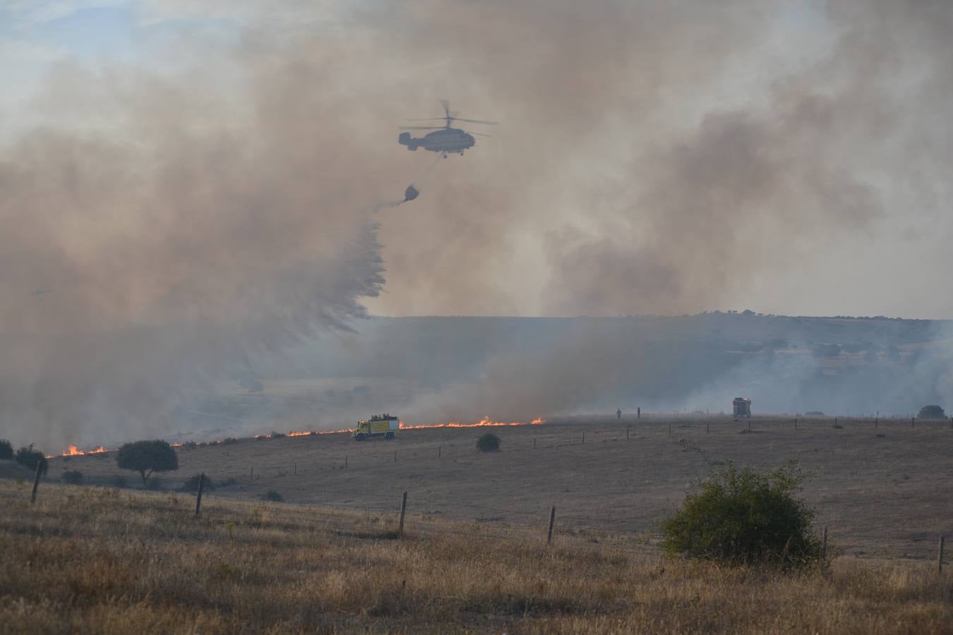 Labores de extinción del incendio forestal declarado en la provincia de Salamanca, cerca de Ciudad Rodrigo