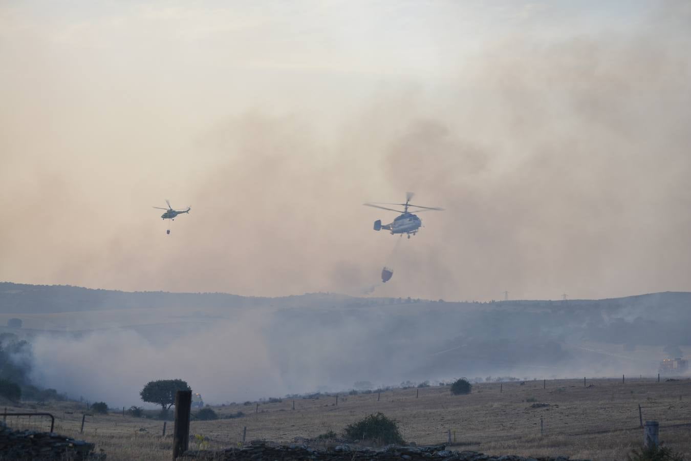 Labores de extinción del incendio forestal declarado en la provincia de Salamanca, cerca de Ciudad Rodrigo