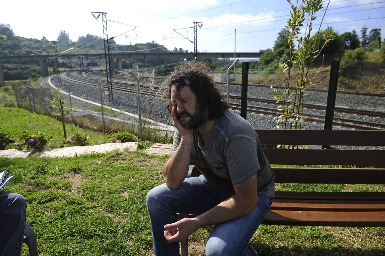 Anxo Puga, uno de los jóvenes vecinos de Angrois, recuerda lo sucedido hace un año mientras trabaja por conseguir un parque para los niños de la aldea