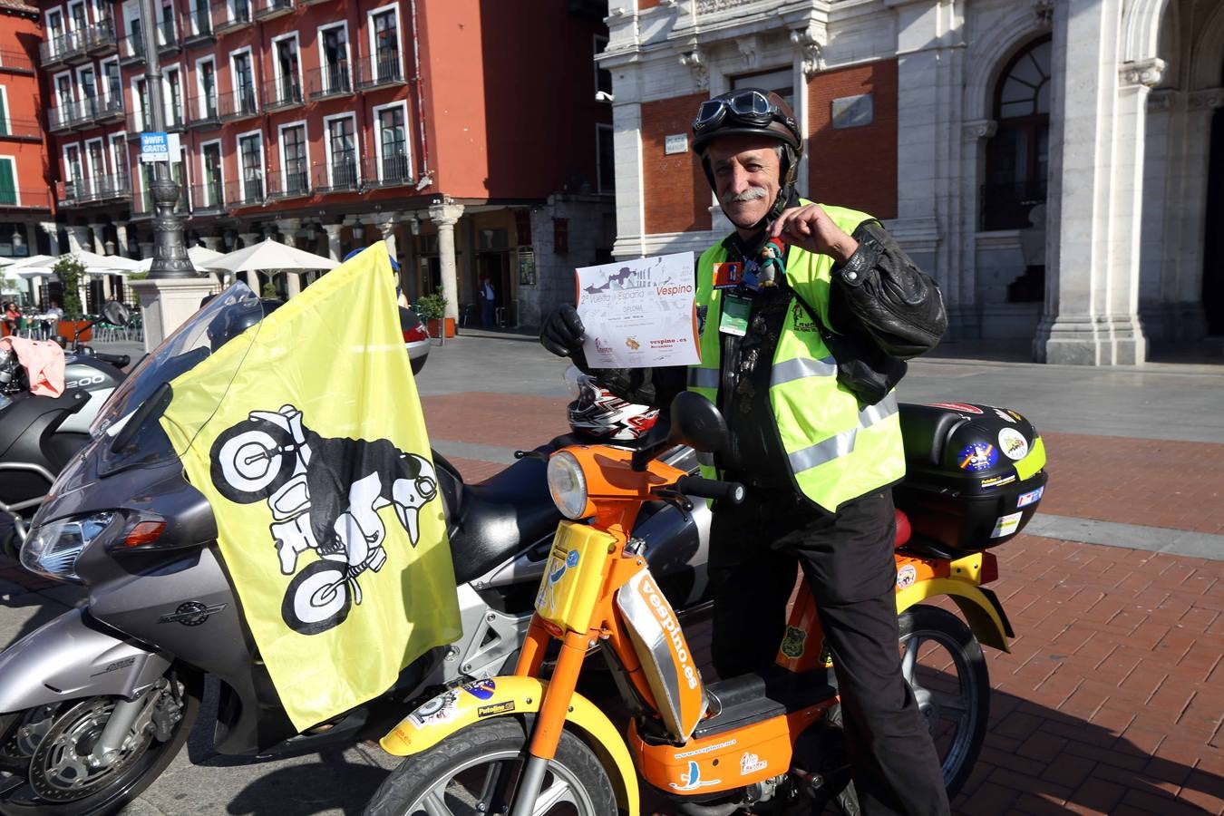 La II Vuelta España en Vespino llega a la Plaza Mayor de Valladolid