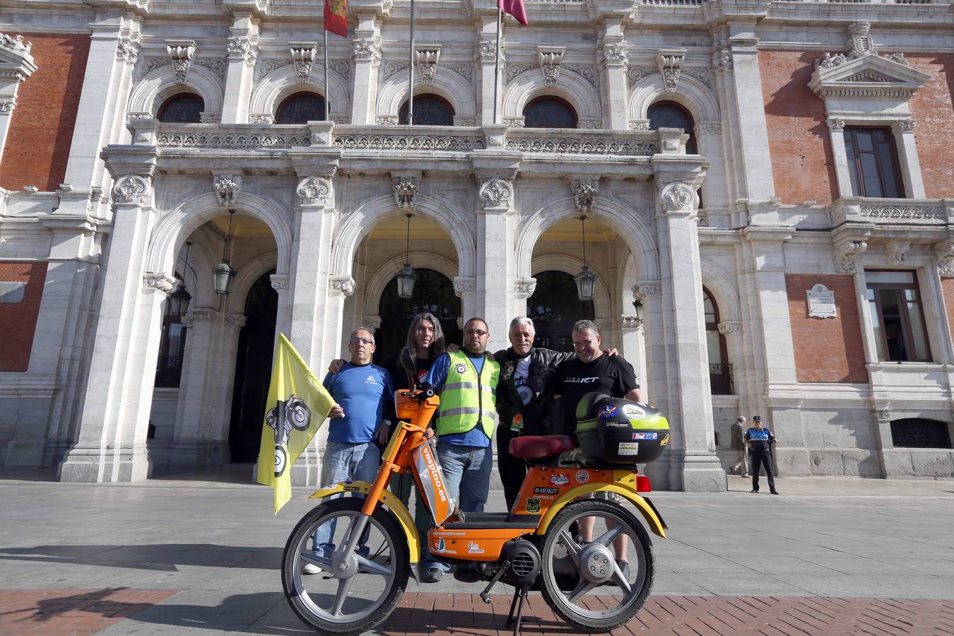 La II Vuelta España en Vespino llega a la Plaza Mayor de Valladolid
