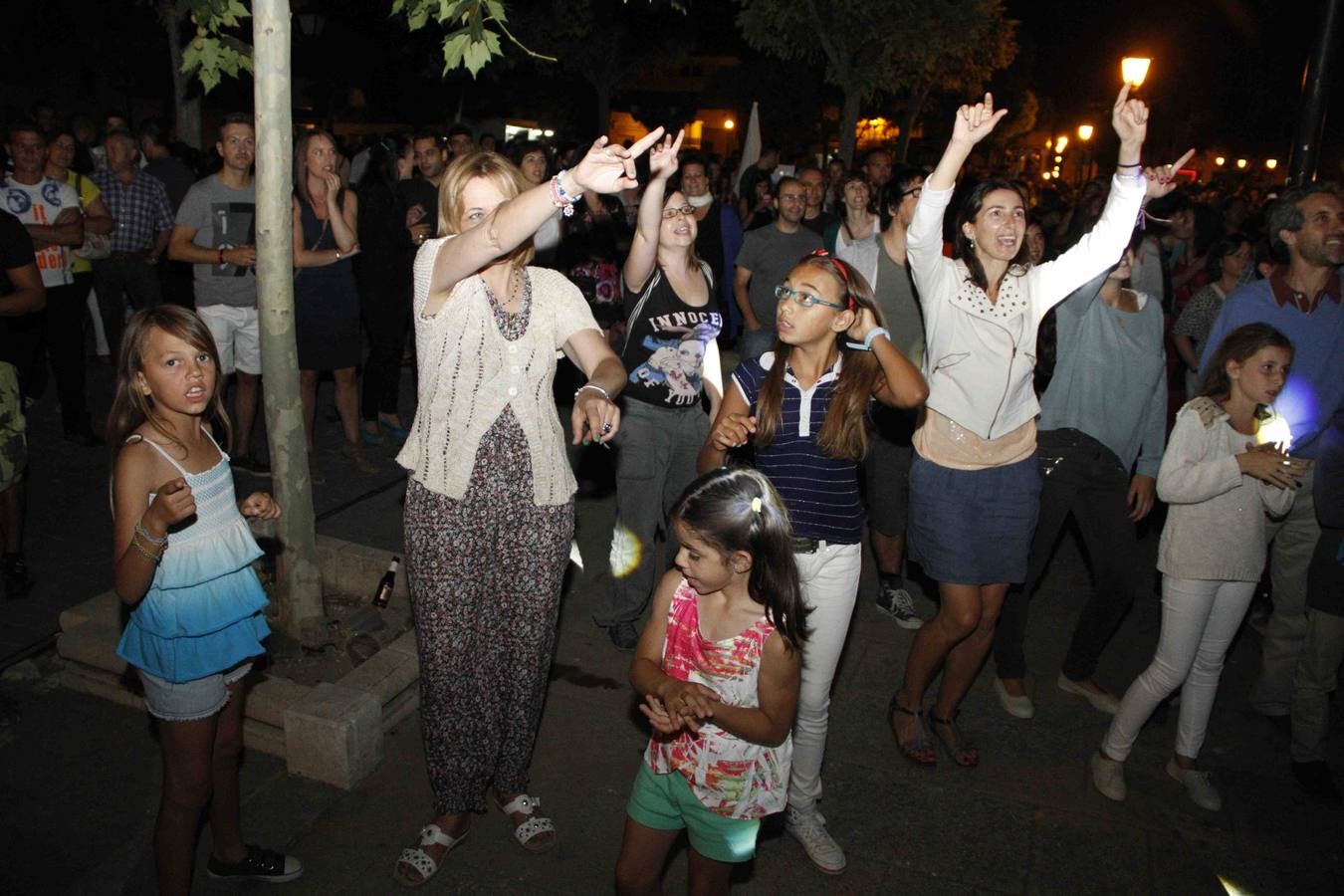 Concierto de Kiko Veneno y el grupo Delafé y las Flores Azules en Peñafiel (2/2)