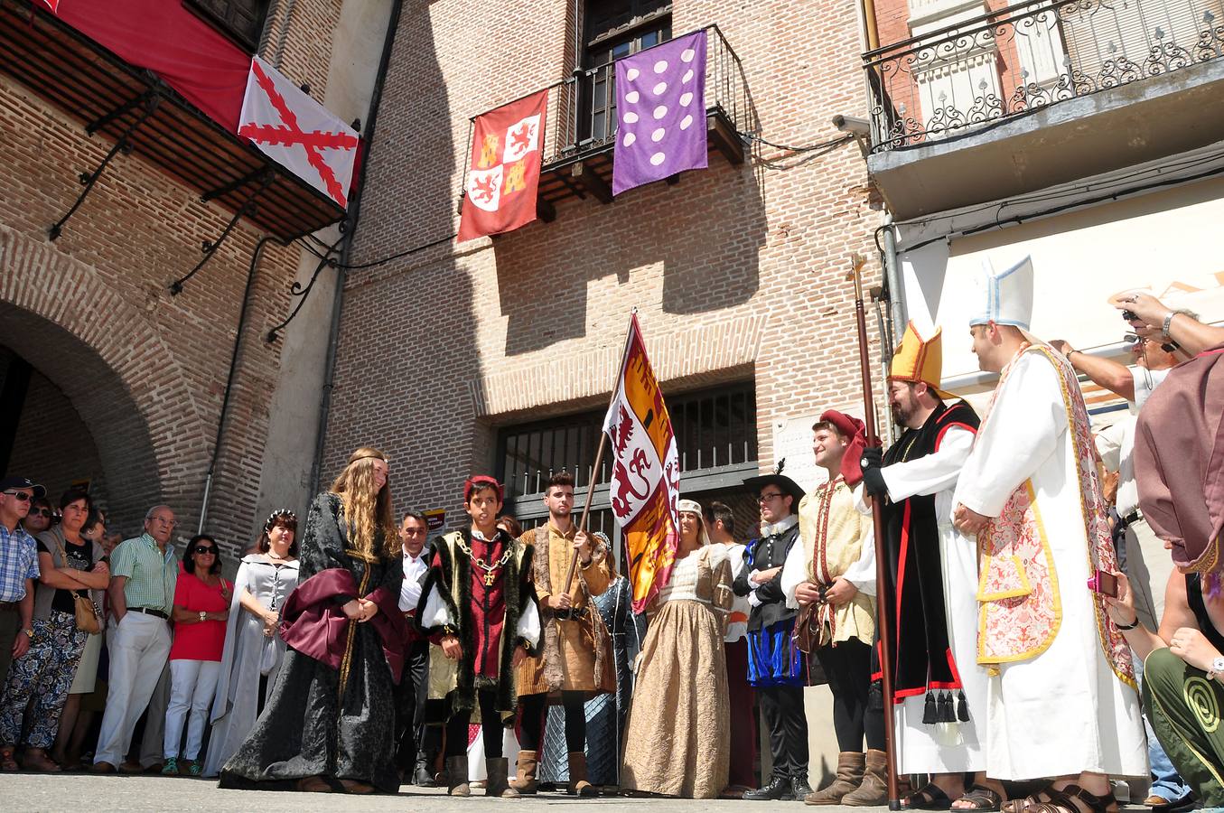 Recreacion historica de la llegada de Isabel la Catolica y su hermano Alfonso a Medina del Campo (Valladolid)