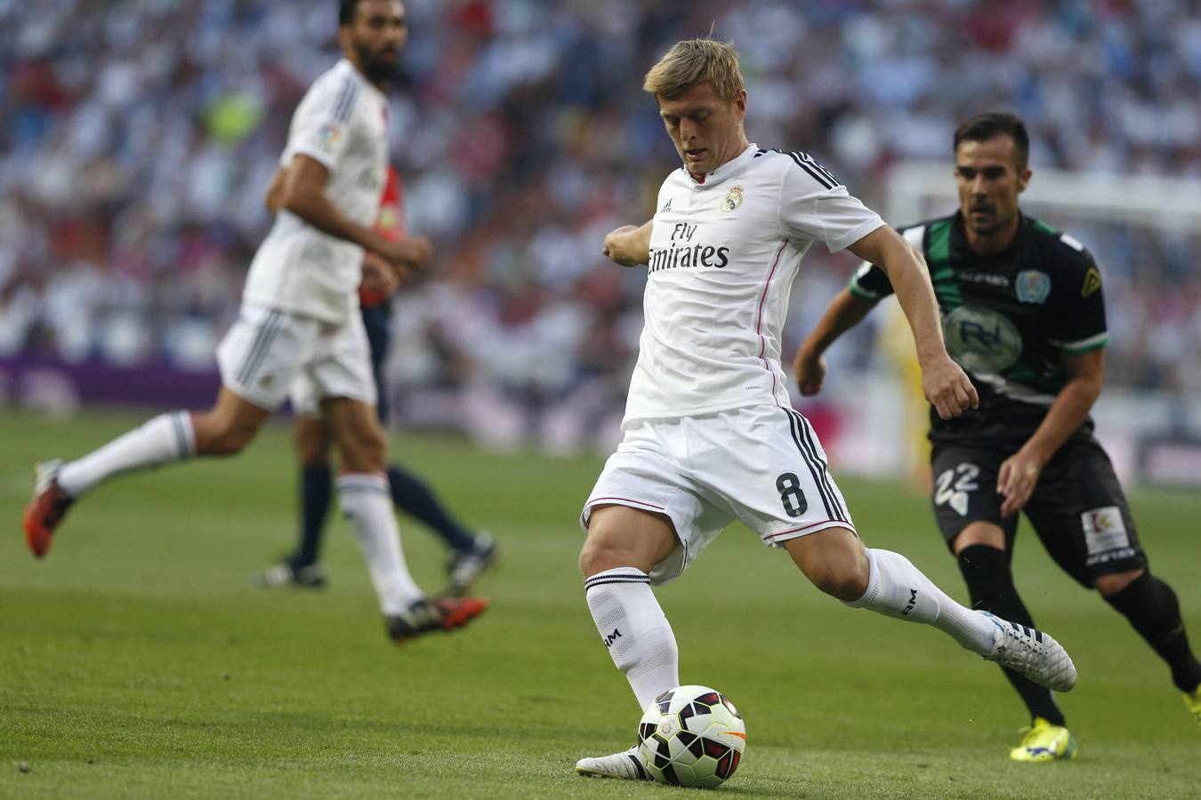 Kroos golpea un balón con la pierna izquierda.