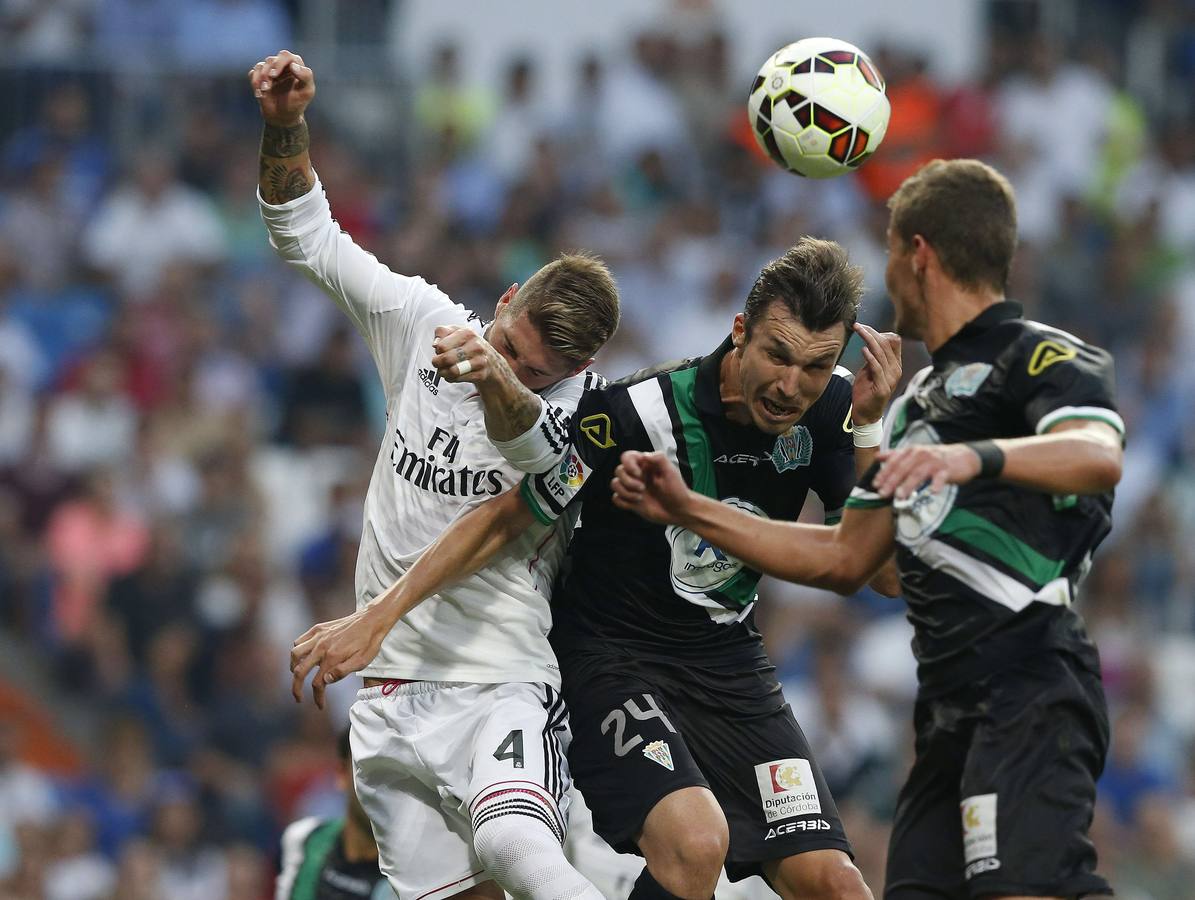Sergio Ramos (i) lucha un balón con Mike Havenaar.