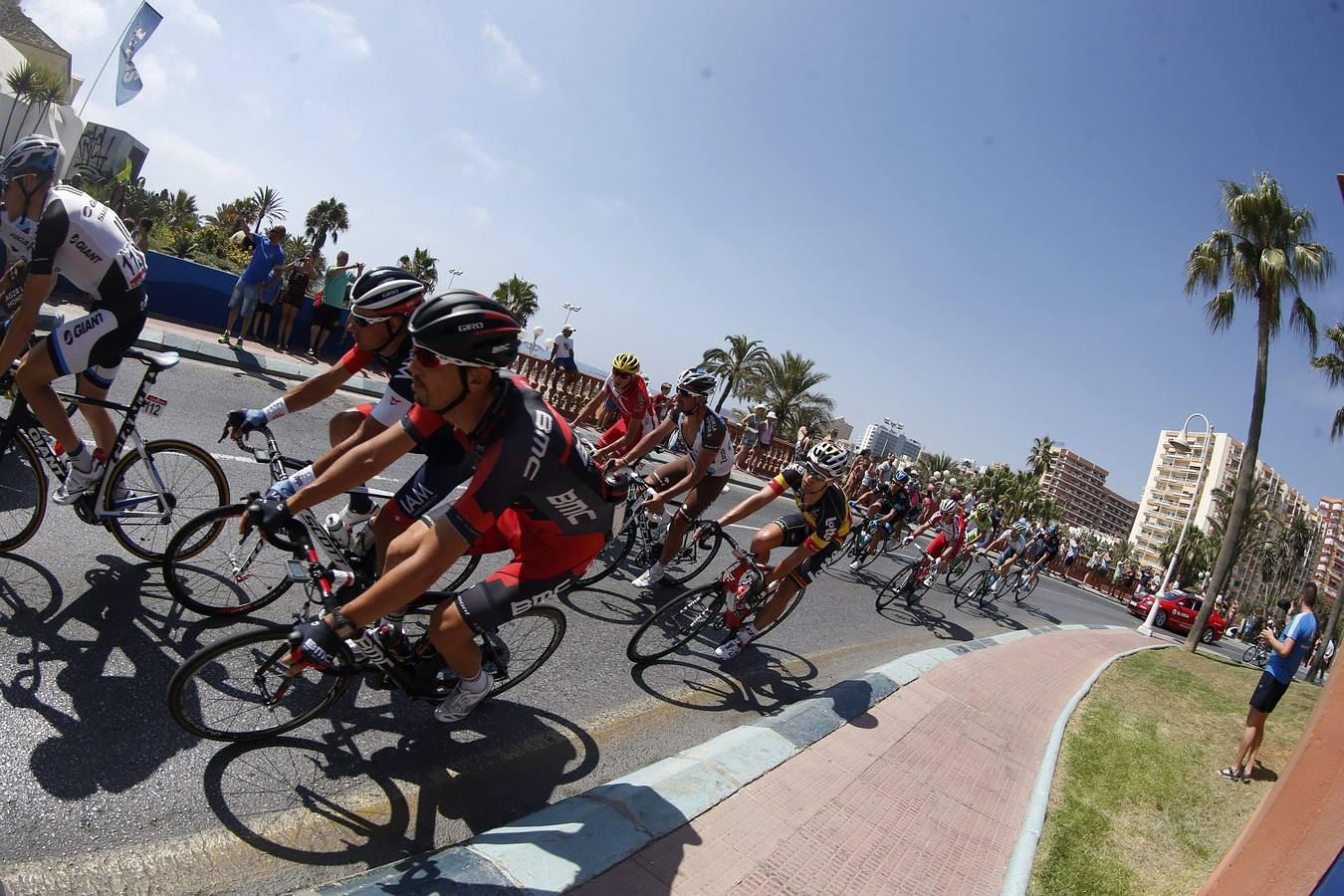 El pelotón rueda durante la sexta etapa de La Vuelta Ciclista