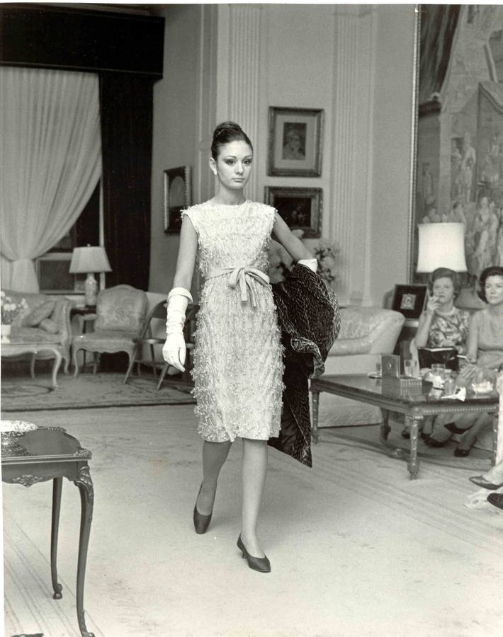 Vestido con una gran lazada, diseñado en 1975.