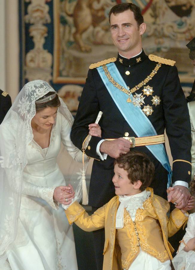 Los Príncipes de Asturias, durante su boda en 2004, en la que doña Letizia lucía un diseño de Pertegaz.