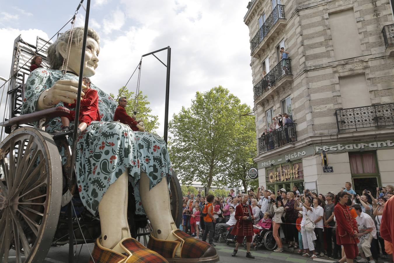 El espectáculo de Royal de Luxe. La abuela, la última creación de la afamada compañía de teatro callejero, pasea por las calles de Nantes.